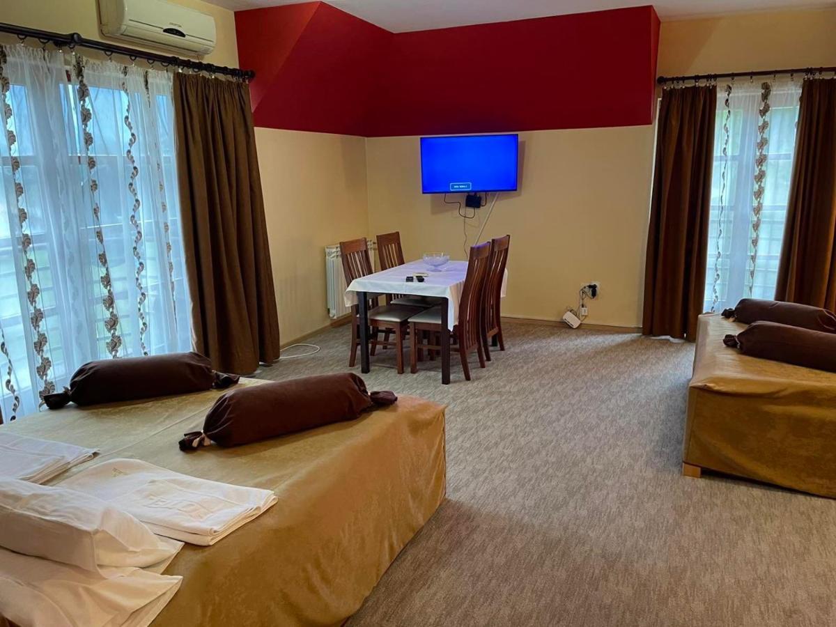 פאלה Hotel Dva Goluba מראה חיצוני תמונה