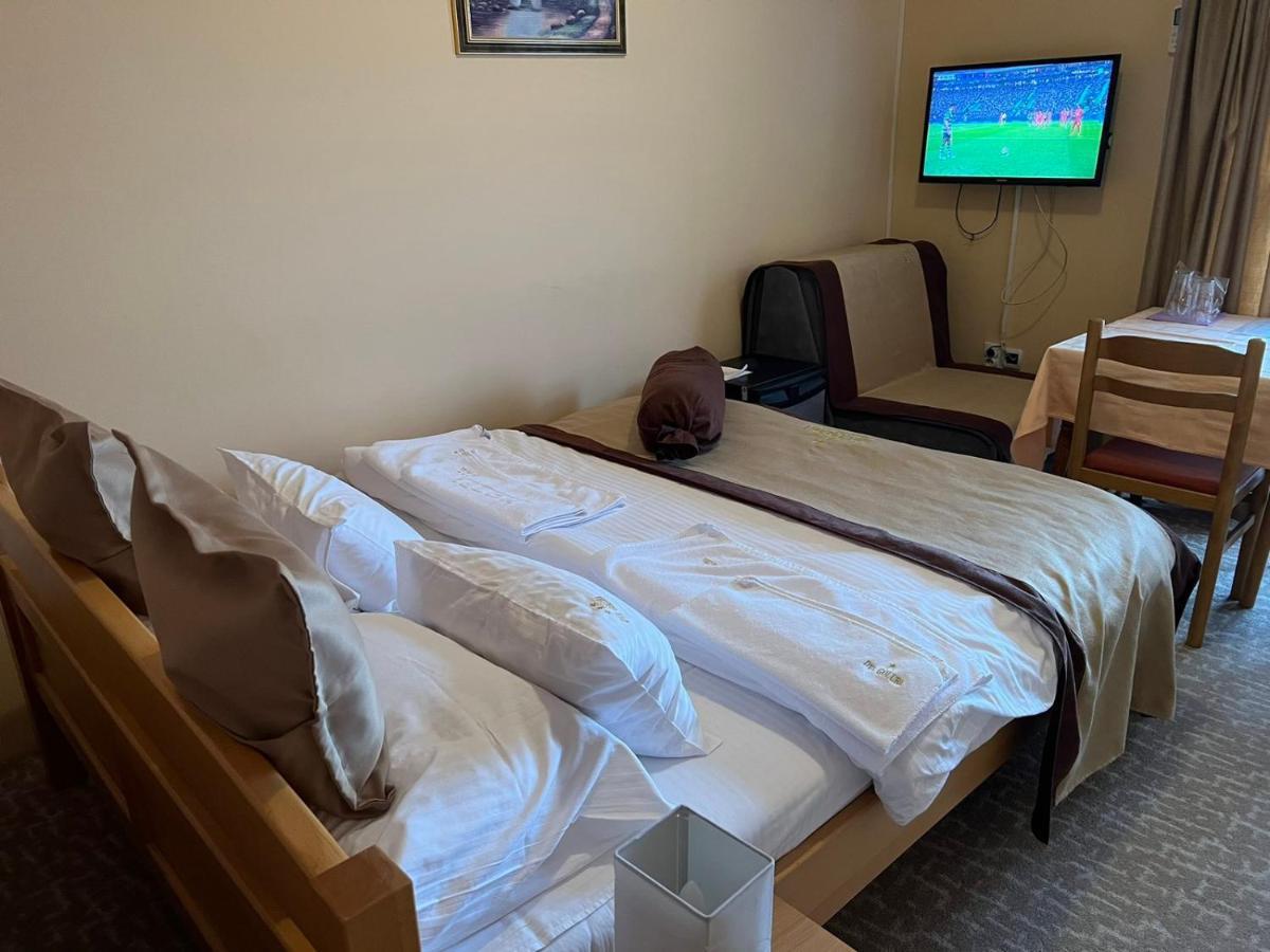 פאלה Hotel Dva Goluba מראה חיצוני תמונה