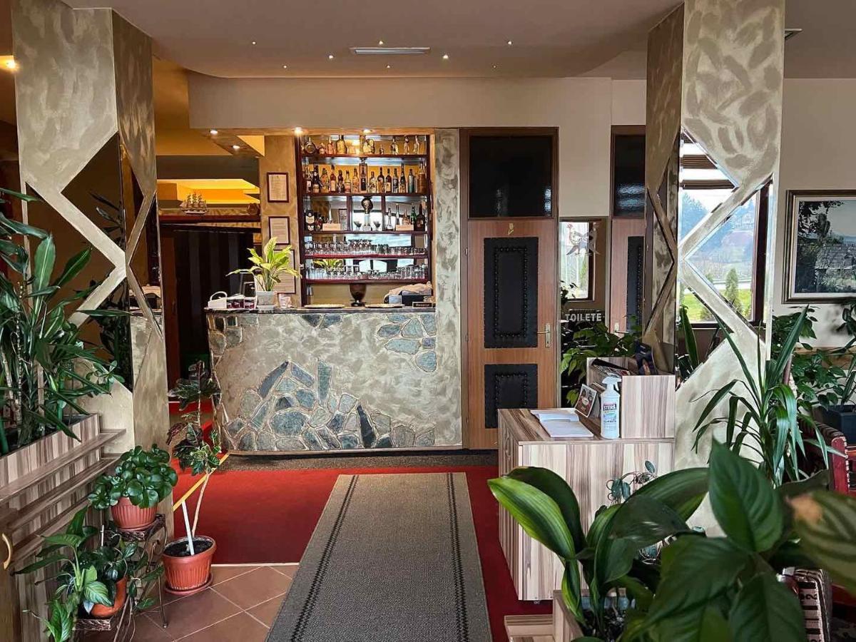 פאלה Hotel Dva Goluba מראה חיצוני תמונה