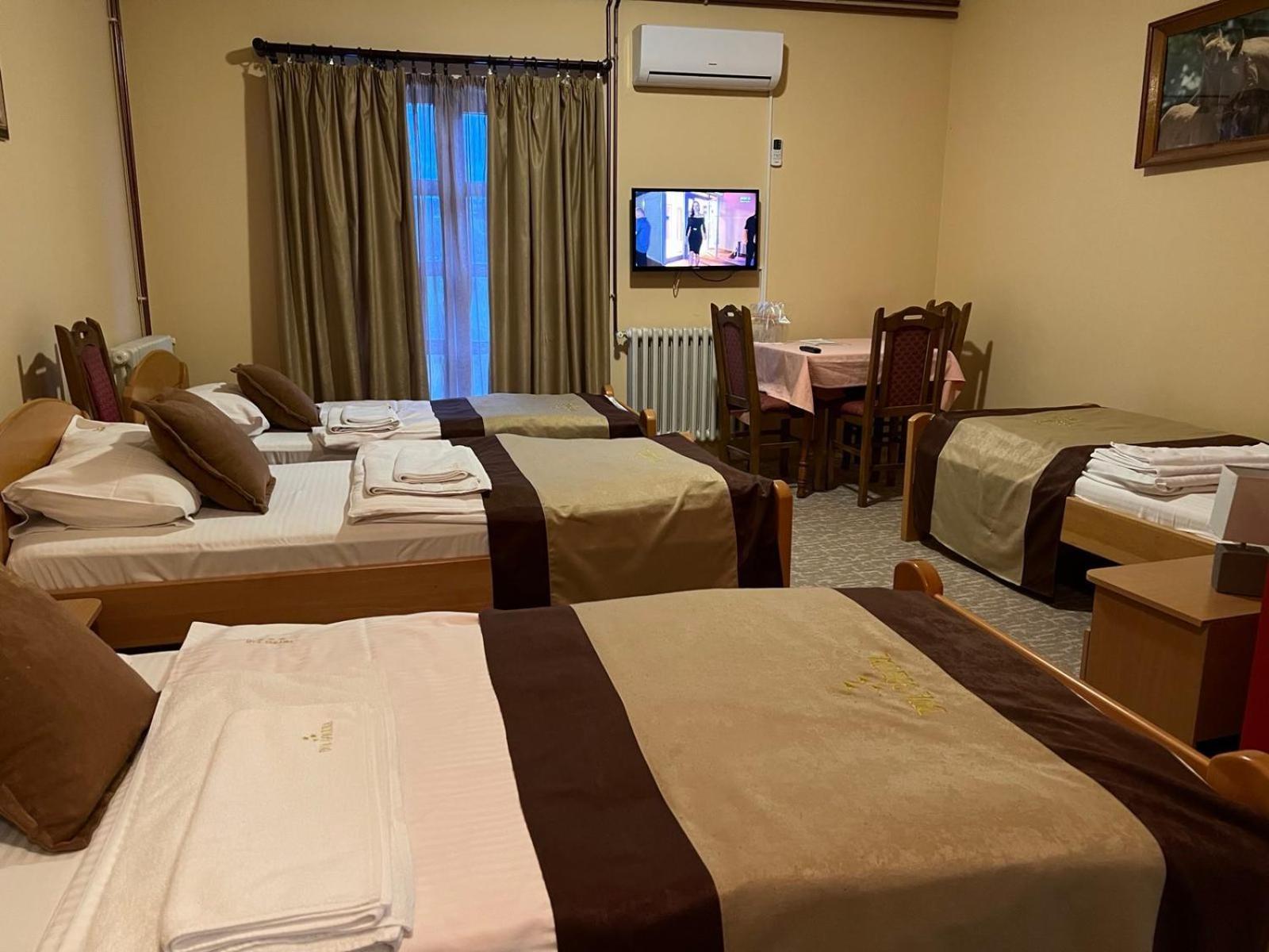 פאלה Hotel Dva Goluba מראה חיצוני תמונה