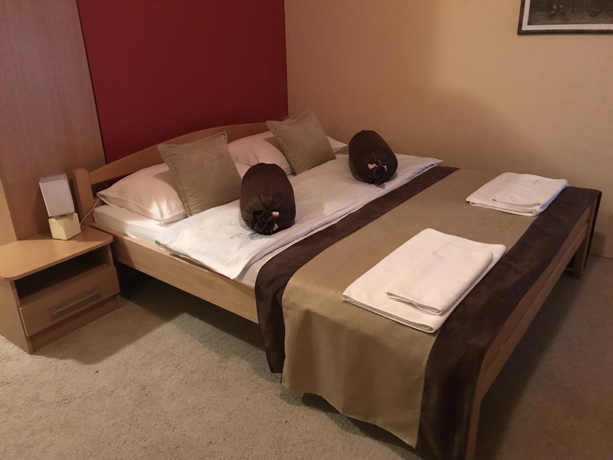 פאלה Hotel Dva Goluba מראה חיצוני תמונה