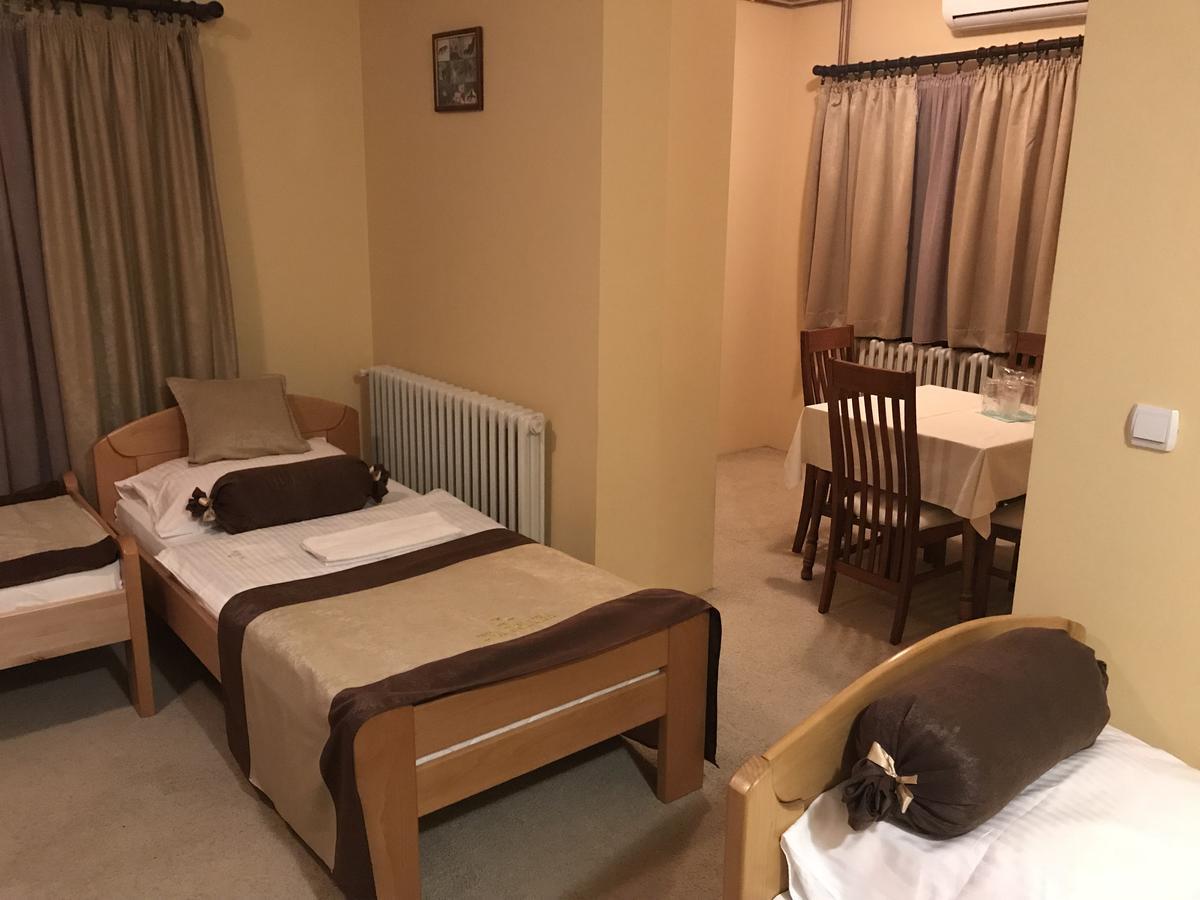פאלה Hotel Dva Goluba מראה חיצוני תמונה