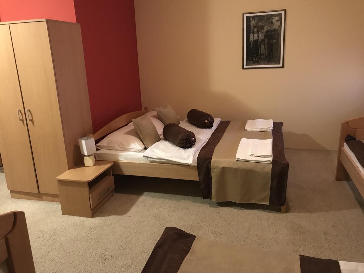 פאלה Hotel Dva Goluba מראה חיצוני תמונה
