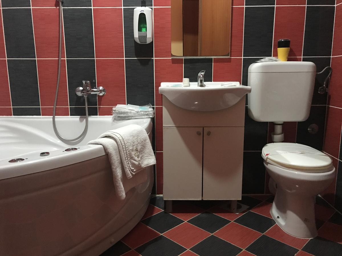 פאלה Hotel Dva Goluba מראה חיצוני תמונה