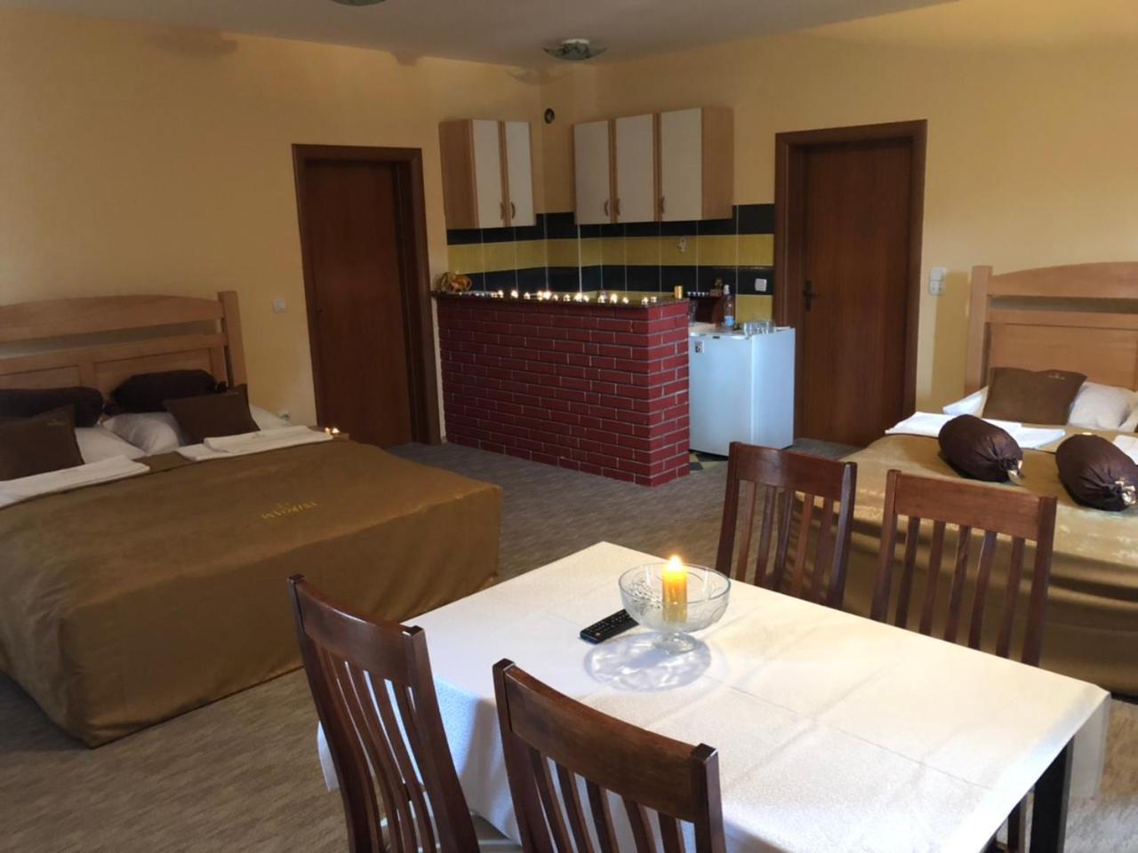 פאלה Hotel Dva Goluba מראה חיצוני תמונה
