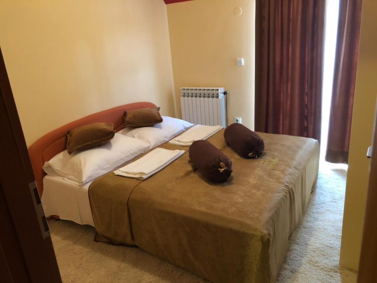 פאלה Hotel Dva Goluba מראה חיצוני תמונה